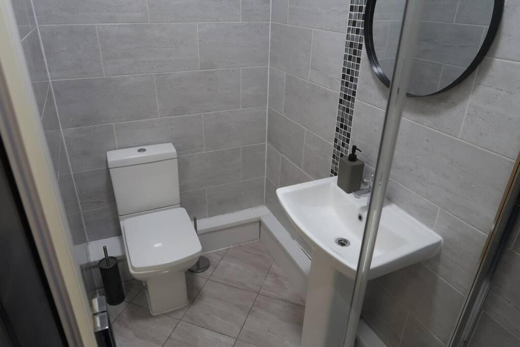 Two-Bedroom Apartment With Scenic Balcony View Shipley (West Yorkshire) Exterior foto