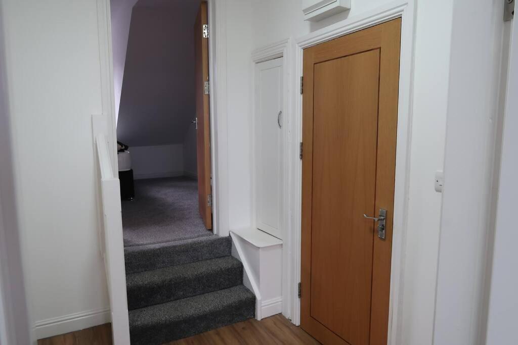 Two-Bedroom Apartment With Scenic Balcony View Shipley (West Yorkshire) Exterior foto