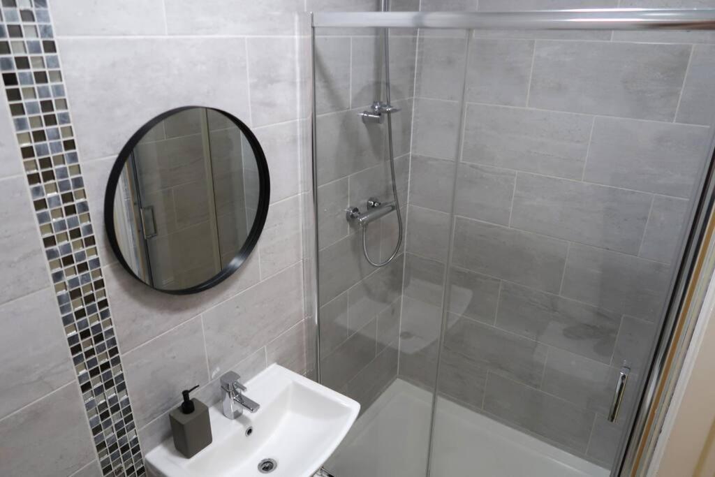 Two-Bedroom Apartment With Scenic Balcony View Shipley (West Yorkshire) Exterior foto